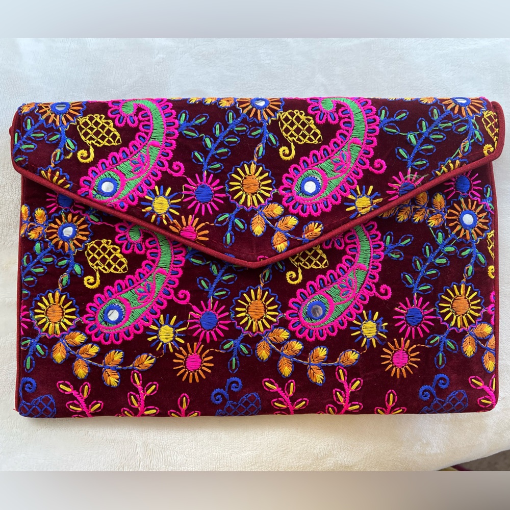 Women’s Embroided Floral Clutch